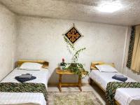 Dreibettzimmer mit Bergblick