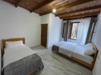 Habitación Triple con vistas a la montaña