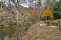 Trout Tales Riverfront Lodge- DeckedOUT, Hot tub, Game Room, Firepit, Decks Galore, Pet Friendly - Chambres d'hôtes Ellijay