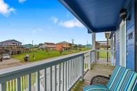Deep Blue Yonder - Ping-pong! Bikes! Games! Cute and cozy 3-bed, 2-bath home in the heart of Crystal Beach! - Chambres d'hôtes Crystal Beach