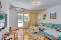 Apartment Pavluk with Balcony - B&B Poreč