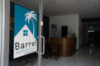 BARREL HOMESTAY - Near Mentawai fast ferry, cooking class, transport - tour bukittinggi by nginapdipadang - Chambres d’hôtes