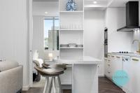 Chic Honeysuckle Apartment - B&B
