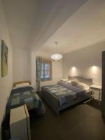 Dreibettzimmer mit Gartenblick