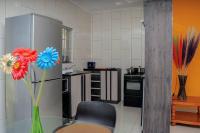 Elegant Poolside Retreat 2-Bed Luxury Guesthouse - B&B Newcastle