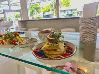 Burleigh retreat near Beach, Free Wi-Fi - B&B