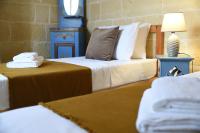 Zimmer mit Kingsize-Bett und Balkon