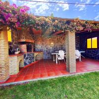Chalet de dos plantas con jardín, solo familias y parejas - B&B