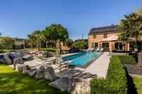 LA VILLA DE SENY , villa de charme avec jardin ,Piscine nature, jacuzzi , petanque, fitness, billard,ping pong, - Chambres d'hôtes Seny