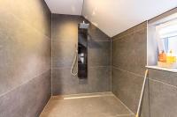 LA VILLA DE SENY , villa de charme avec jardin ,Piscine nature, jacuzzi , petanque, fitness, billard,ping pong, - Chambres d'hôtes Seny