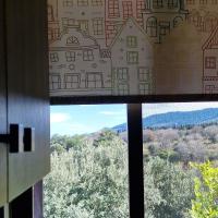 Estudio con vistas a las montañas