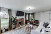 Touchdown Bungalow-Charming HOF Village Home - B&B