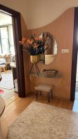 DOWNTOWN Central Square Apartment Guesthouse with Full Kitchen, Panoramic Views, Self Check-in & Free Parking - B&B