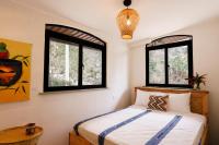 Chambre Lit Queen-Size avec Salle de Bains Commune