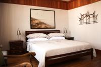 Zimmer mit Kingsize-Bett und Gartenblick.