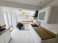 Modern 3-bedroom home with lovely garden - B&B