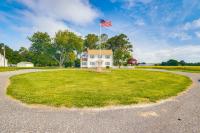 Pet-Friendly Home with Gazebo Minutes to Beach! - Bed and Breakfast