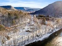 Cozy Log Cabin on the River with Fireplace and Loft - Bed and Breakfast Townshend