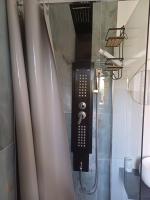 Habitación con cama grande y balcón