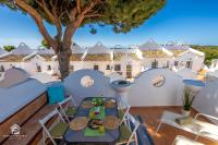Sunny 2BR in resort with 3 pools, restaurant, gym and playground - Chambres d'hôtes Marbella