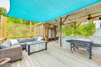 Ronda Home with Hot Tub and Fire Pit, Near Wineries! - Chambres d’hôtes Ronda