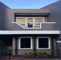 Prime Location, Spacious & Modern 4BR City Townhouse - Bed and Breakfast