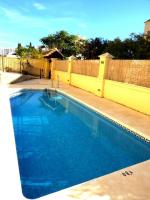 Luminoso ático cerca de la playa con piscina y garaje - B&B Nerja