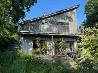 Helles Zimmer im modernen Holzhaus mit Queensize-Bett, Balkon, Schreibtisch, TV, Klimaanlage & abdunkelnden Jalousien - B&B Norderstedt