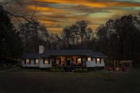 ENTERTAINMENT GALORE! LUXURIOUS Property, SPECTACULAR & PEACEFUL SETTING, GREAT LOCATION, CLOSE TO MAJOR ATTRACTIONS!! - B&B