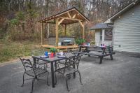 THE ULTIMATE SMOKY MOUNTAIN ESCAPE! Game Room, Theater, Hot Tub, Fire Pit & the Ultimate in Luxury Living - Close to All Major Top Attractions - Chambres d'hôtes Pigeon Forge