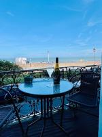"The Elegance" Balcony Seafront Apartment - B&B Eastbourne