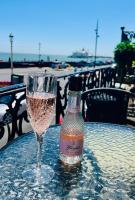 "The Elegance" Balcony Seafront Apartment - B&B Eastbourne