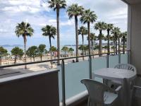 Sea Front Apartment Beach House - B&B