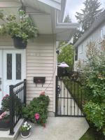 Clean and Quiet 2 bdr 2 bthr private entrance entire guests suite near Coquitlam Center mall and skytrain - Chambres d’hôtes Coquitlam