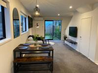 Near Stadium and railway station 3 beds 1 bath townhouse with Car Park onsite - Chambres d'hôtes Christchurch