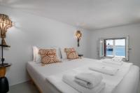 Deluxe One-Bedroom Apartment with Harbour View