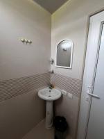 Camera Doppia con Letti Singoli e Bagno in Comune