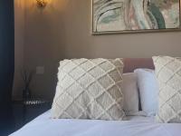 Zimmer mit Kingsize-Bett und Gartenblick. 