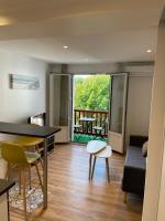 Charmant studio climatisé avec chambre séparée, à 3 kms de Biarritz et Bidart - Ferienwohnung