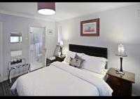 Habitación con cama extragrande.