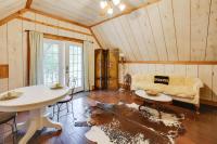 Chic 'Tree House' Studio ~ 24 Mi to Bandera! - B&B Tarpley