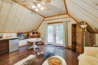 Chic 'Tree House' Studio ~ 24 Mi to Bandera! - B&B Tarpley