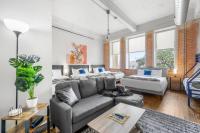 Stunning Downtown Apartment with Pool, Laundry, Parking - Chambres d’hôtes