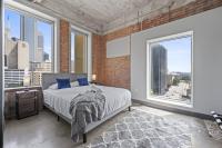Stunning Downtown Apartment with Pool, Laundry, Parking - Ferienwohnung