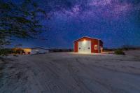 Off the Grid Family Home and Barn Sleeps 12 with Gameroom - B&B Joshua Tree