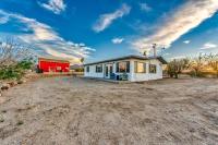 Off the Grid Family Home and Barn Sleeps 12 with Gameroom - B&B Joshua Tree