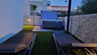 Luxury apartment Terracotta Sun with private Jacuzzi and Garden - B&B Novalja