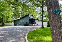 Hampton's Getaway with parking & self check in - B&B