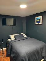 B&B Irvington - Fidelia Room C, Queen Bed minutes from Newark Liberty International Airport and Newark Penn Station - Bed and Breakfast Irvington