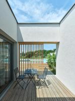 Studio mit Poolblick